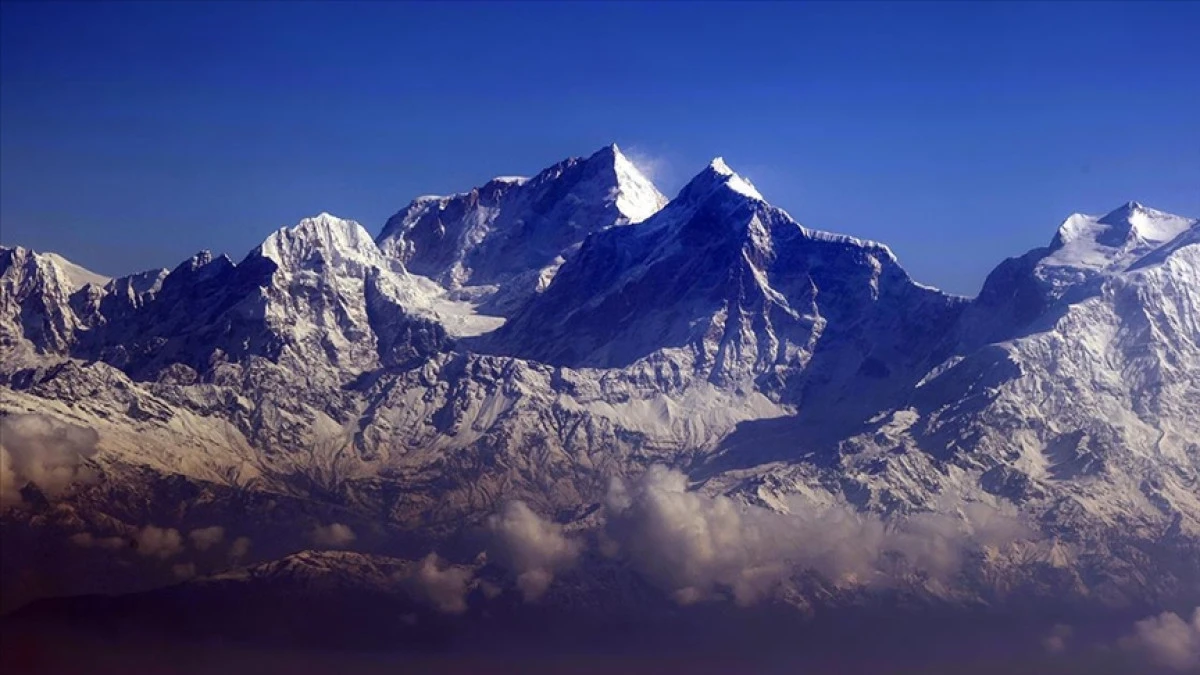 4 British Army veterans begin mission to summit Mount Everest in 7 days using xenon gas therapy