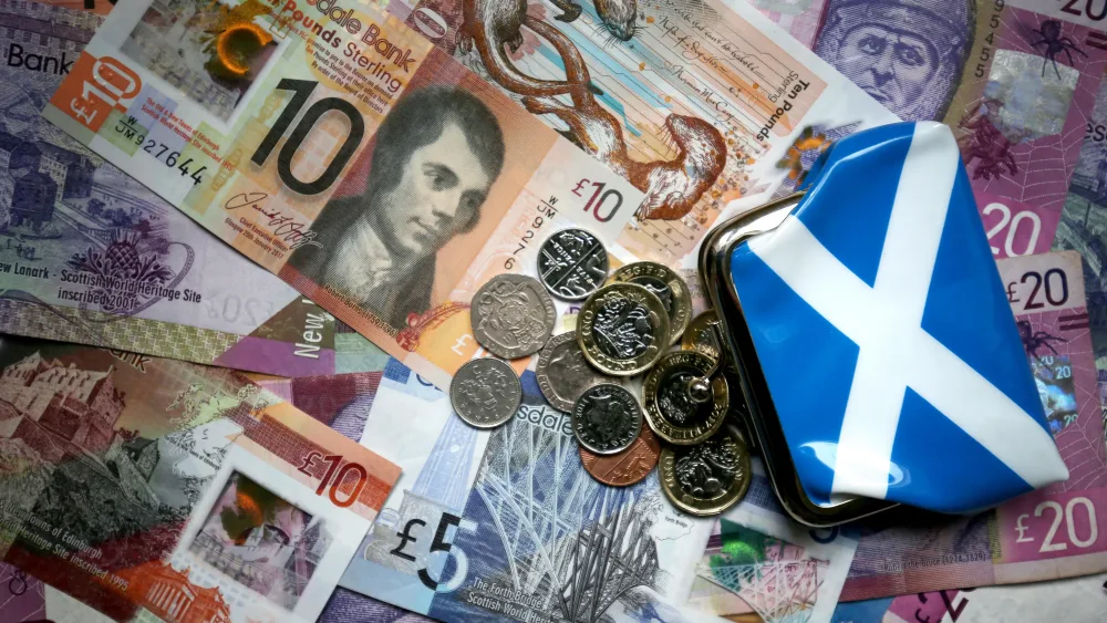 Scottish bank notes and coins and a saltire purse
