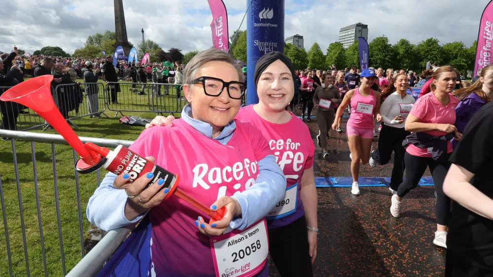 Alison Garven and Kirsty Ogilvie sounded the starting horn (CRUK)