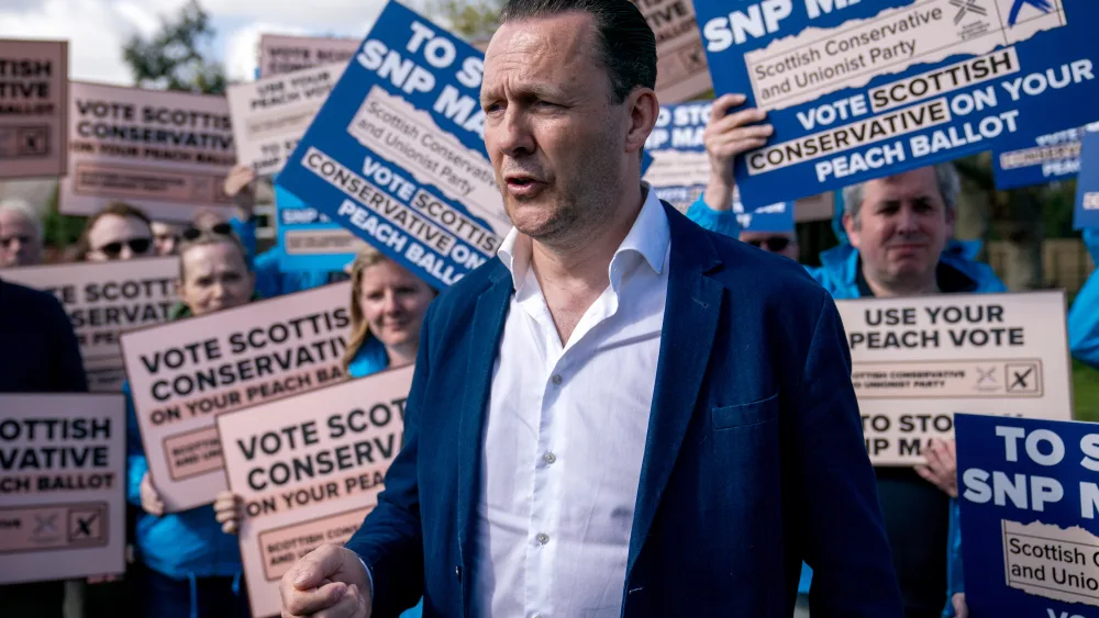 Russell Findlay speaks to campaigners in Juniper Green, Edinburgh